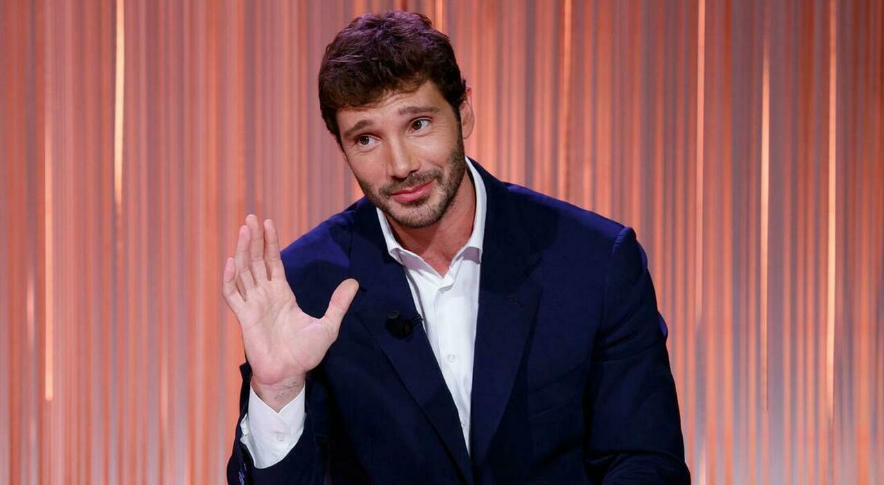 https://statics.cedscdn.it/photos/MED_HIGH/2025/07/23/8973191_23094424_8349491_12091737_stefano_de_martino.jpg