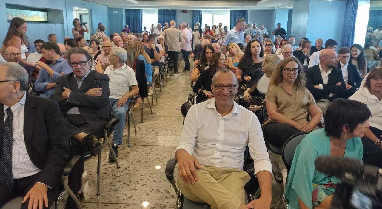 ?Matteo, Matteo!? Ricci accolto come una star al Lido di Fermo: l ?Matteo, Matteo!? Ricci accolto come una star al Lido di Fermo: l