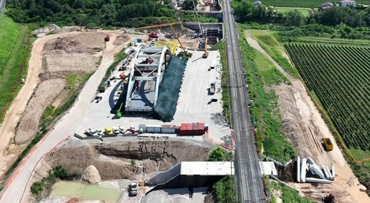 Operaio ha un malore mentre lavora nel cantiere ferroviario dell?alta velocità e muore a 50 anni sotto gli occhi dei colleghi Operaio ha un malore mentre lavora nel cantiere ferroviario dell?alta velocità e muore a 50 anni sotto gli occhi dei colleghi