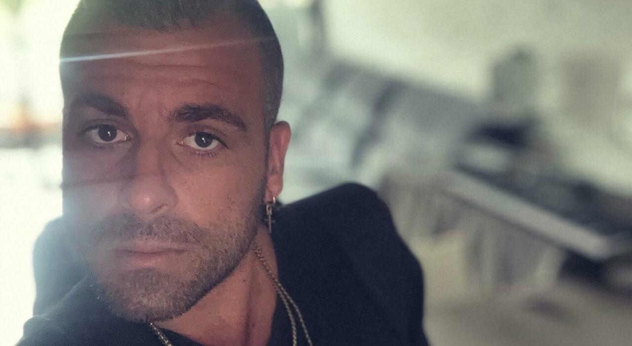 Napoli, dj Godzi: «Ha aggredito mio padre, è ancora pieno di lividi» Napoli, dj Godzi: «Ha aggredito mio padre, è ancora pieno di lividi»