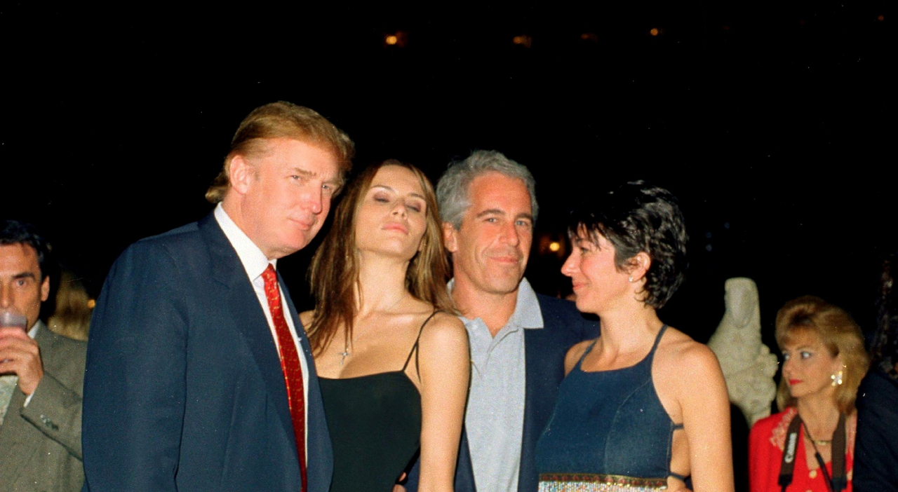 Trump avvertito di essere nei file su Epstein, il Wsj: informato dal Dipartimento di Giustizia. La Camera convoca Ghislaine Maxwell Trump avvertito di essere nei file su Epstein, il Wsj: informato dal Dipartimento di Giustizia. La Camera convoca Ghislaine Maxwell