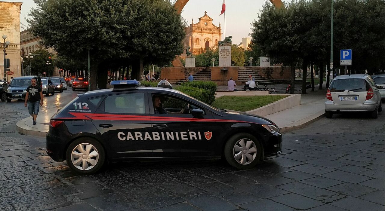 Assaltano un deposito con la pala meccanica, caccia alla banda di ladri