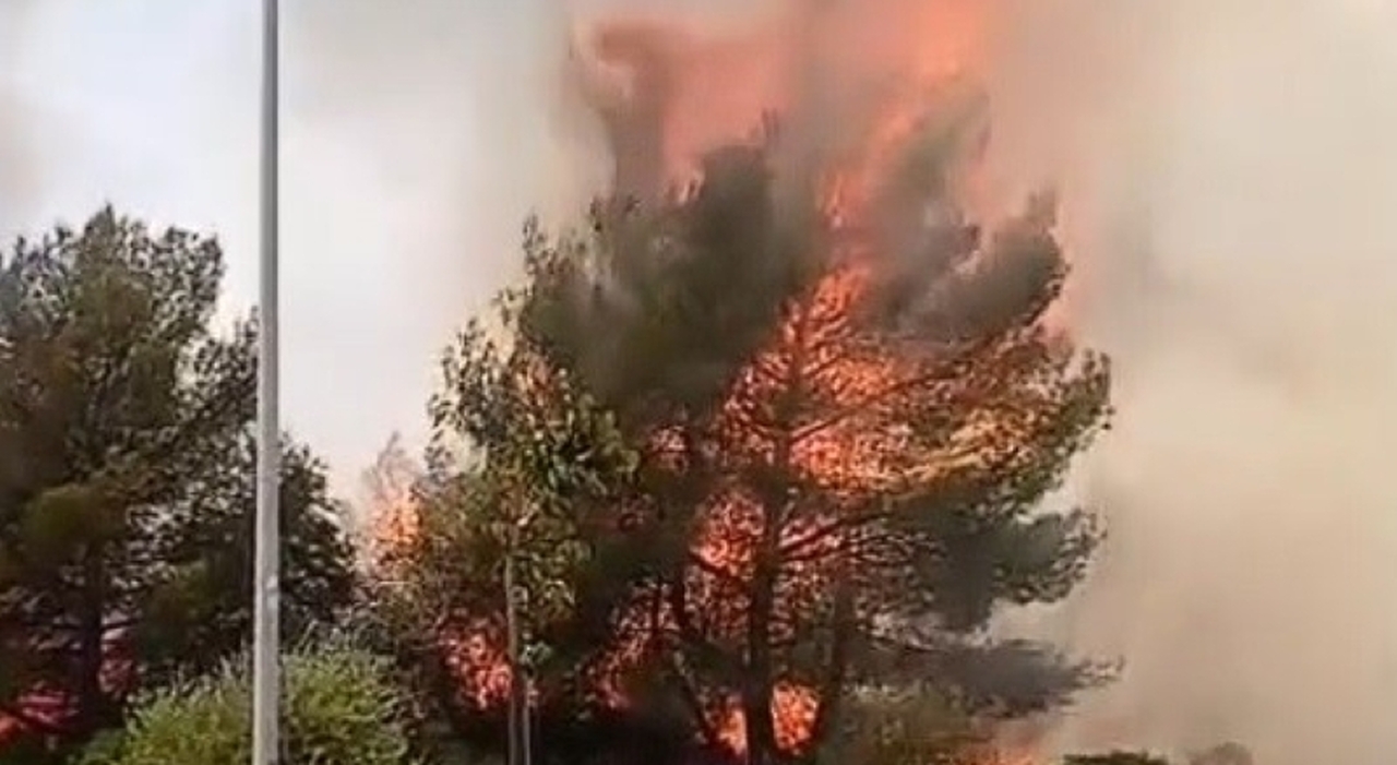 salvano coppia dalle fiamme intossicati due carabinieri