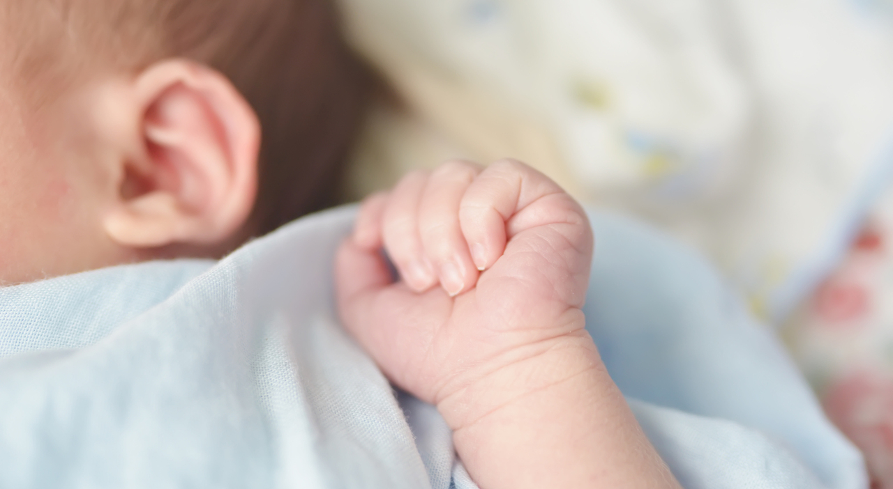 neonata di 4 mesi positiva alla cocaina il padre la porta via dall ospedale e si d224 alla fuga caccia ai genitori
