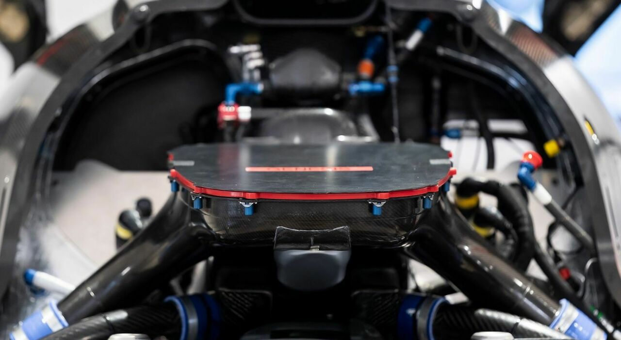 Un primo piano del motore sulla GMR-001 LMDh