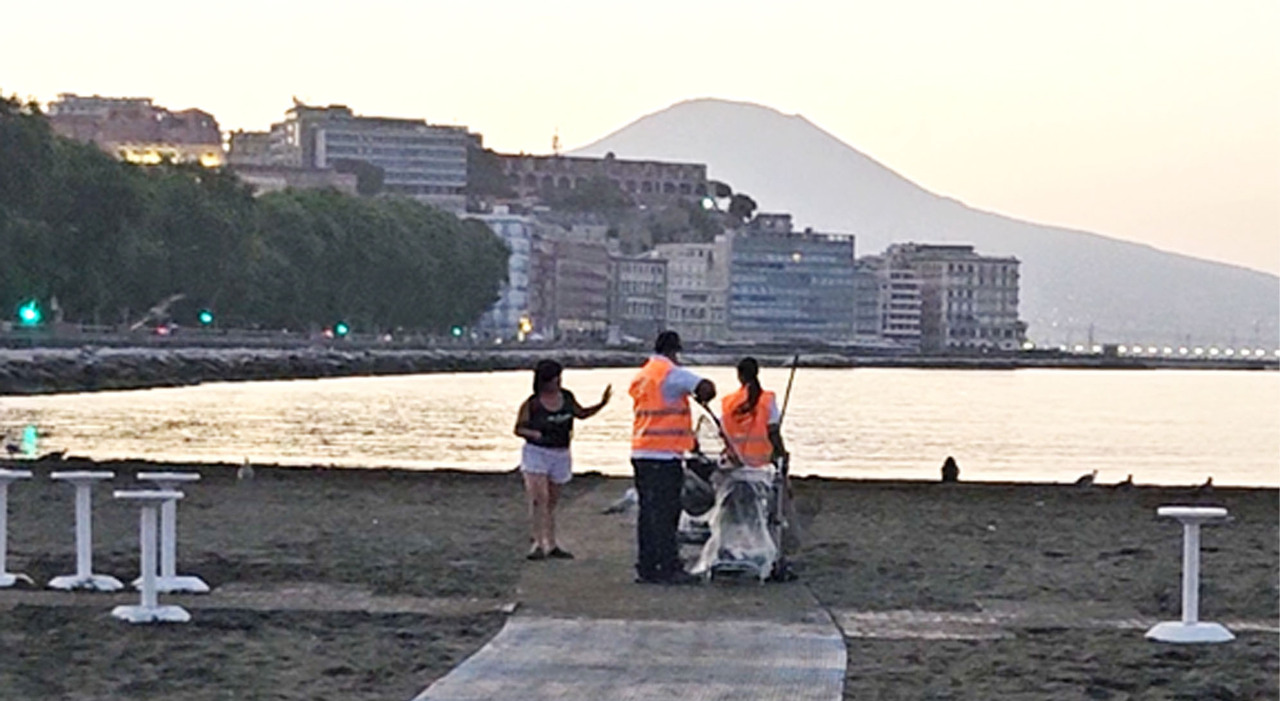 Napoli, ecco gli angeli della spiagge: sveglia prima dell