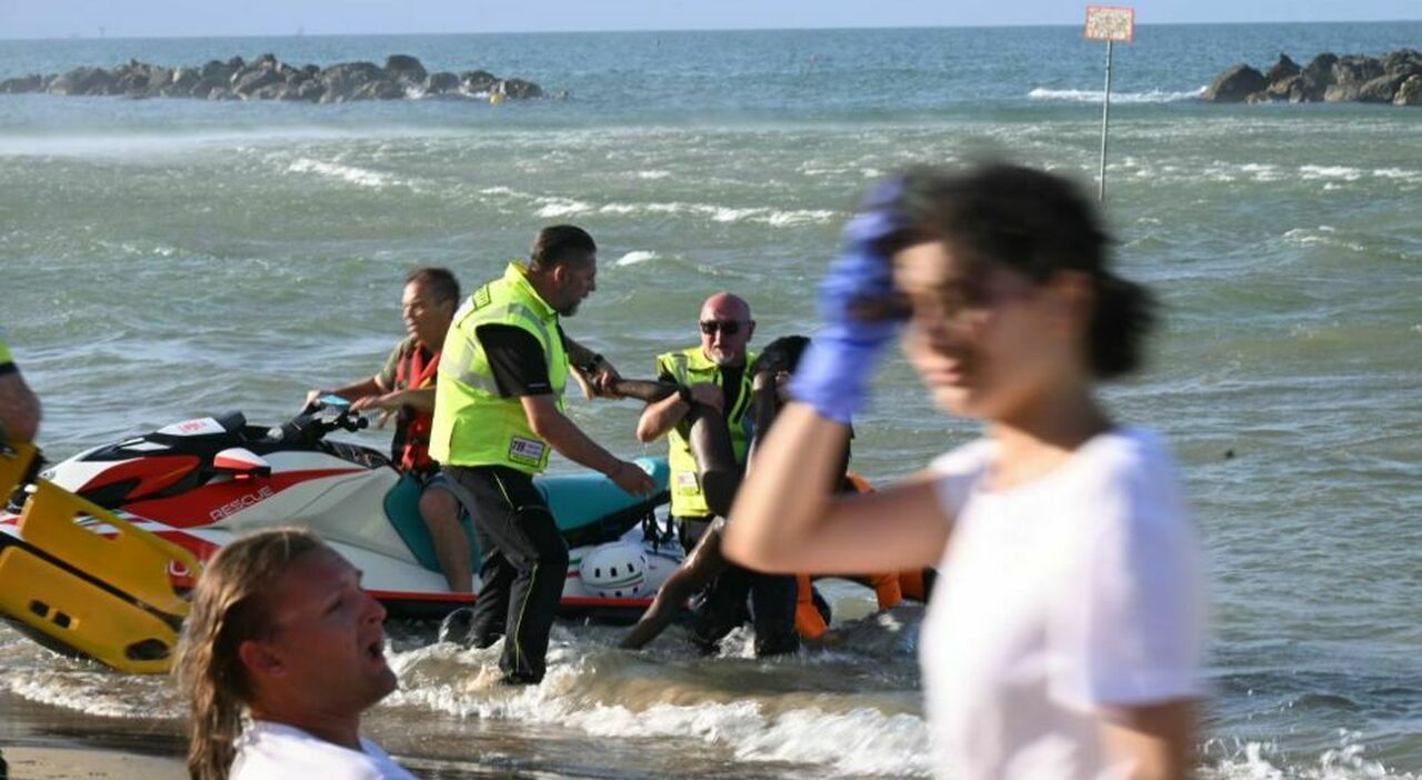 ragazza annega a pescara era in acqua con amici che l hanno persa di vista il corpo ritrovato dopo due ore