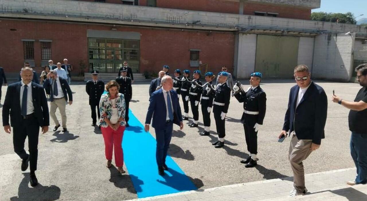Detenuto di 23 anni tenta il suicidio durante la visita del sottosegretario alla giustizia