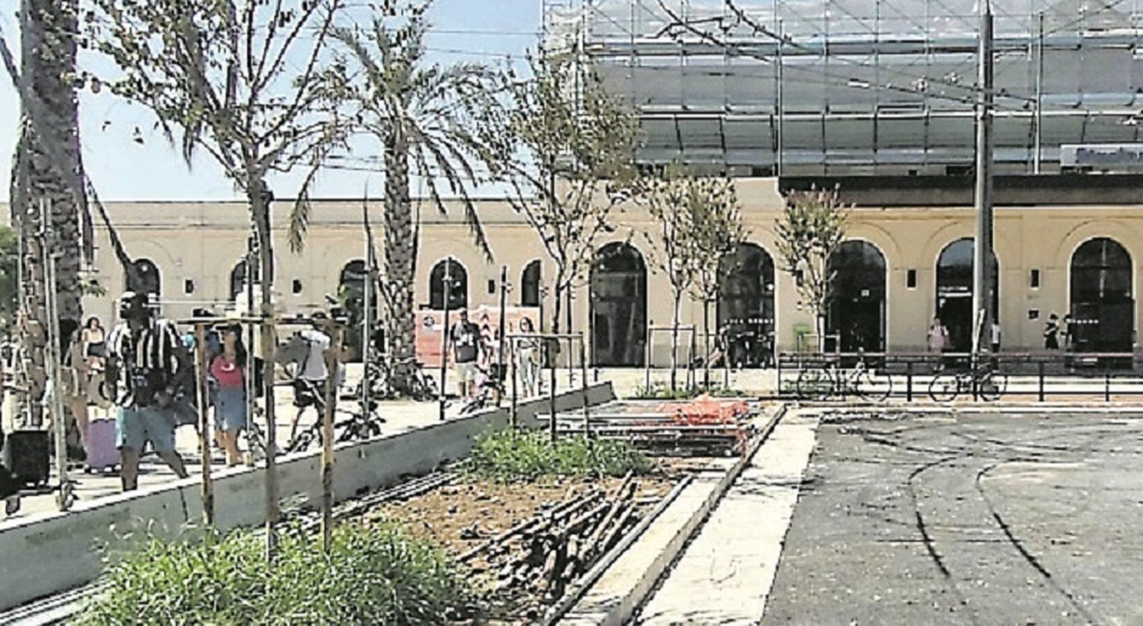 lecce in stazione tornano le auto e arrivano le telecamere