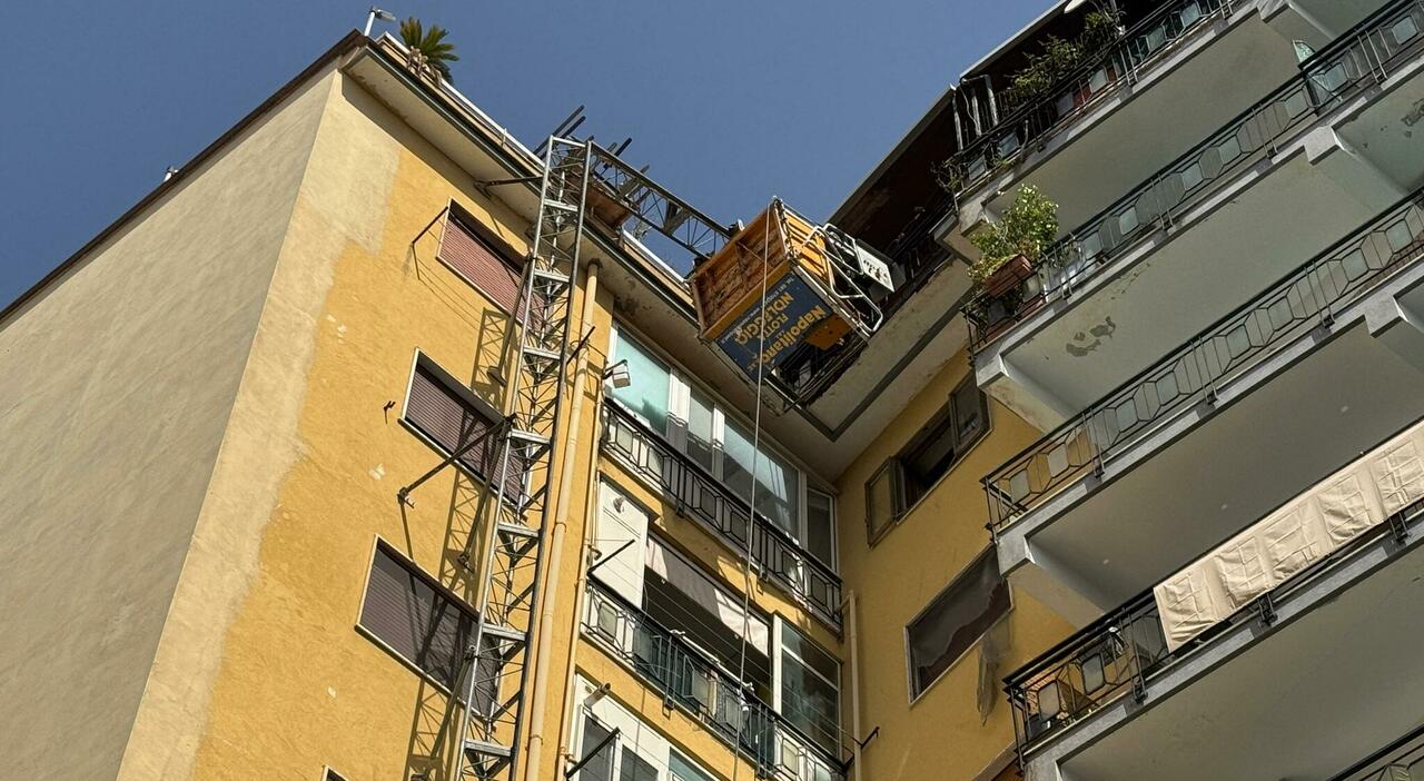 Napoli, incidente sul lavoro al Rione Alto: cestello montacarichi si ribalta, morti tre operai