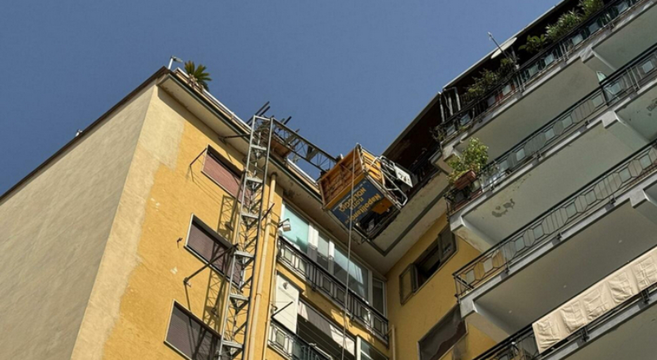 Napoli, morti tre operai al Vomero: crolla il ponteggio mentre lavorano, precipitati nel vuoto