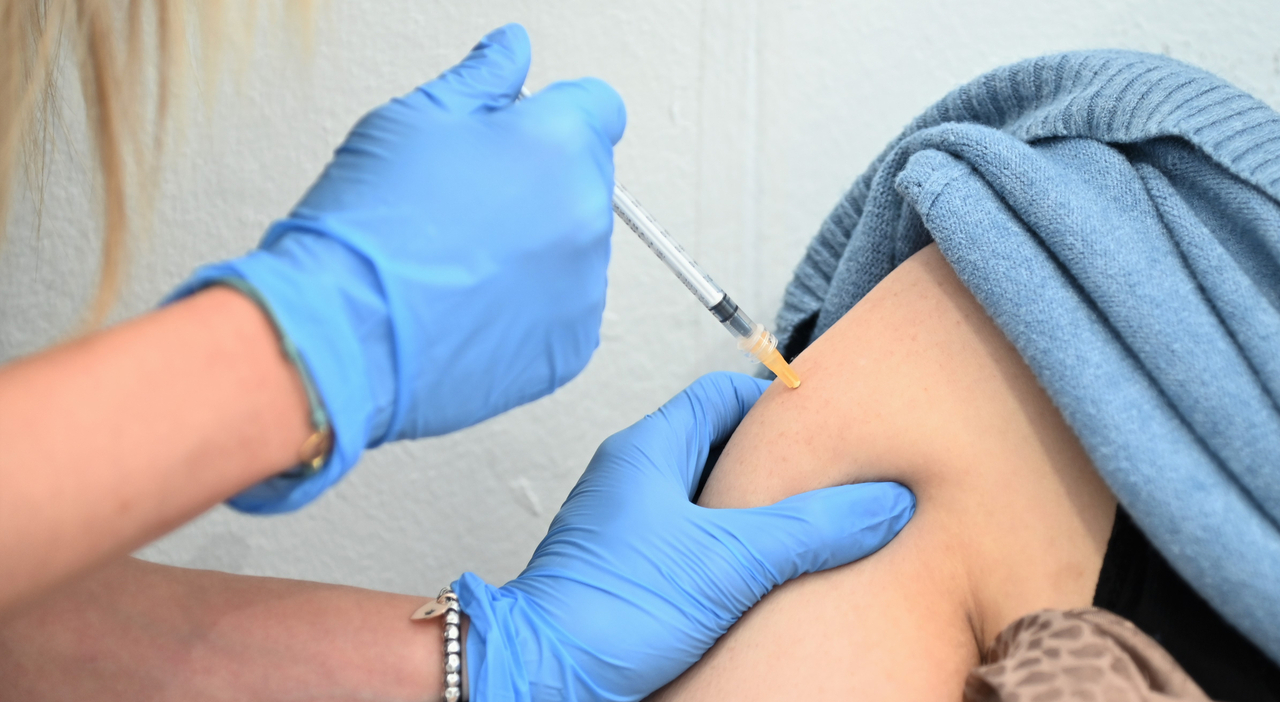 https://statics.cedscdn.it/photos/MED_HIGH/2025/07/25/8977695_25153748_covid_vaccini_pfizer_moderna_nuovi_variante_lp.8.1_oggi_25_7_2025.jpg