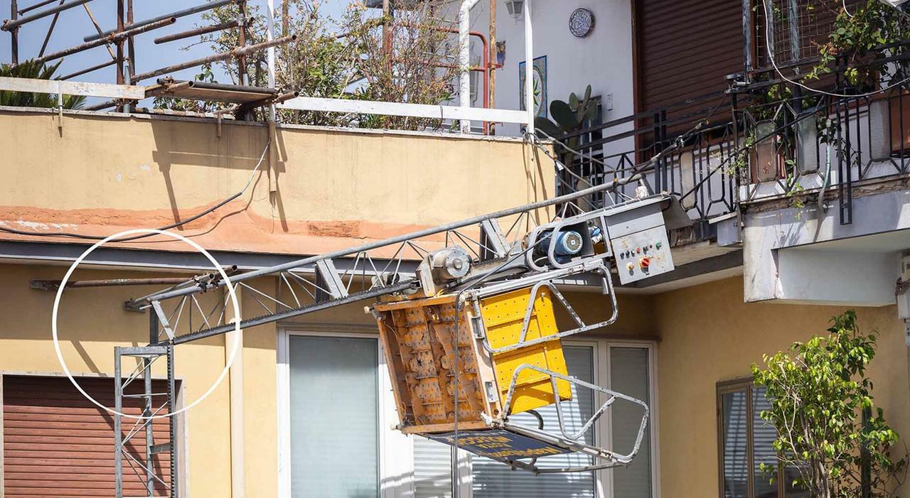 Napoli, cede il montacarichi muoiono tre operai: scivolati da 20 metri Napoli, cede il montacarichi muoiono tre operai: scivolati da 20 metri