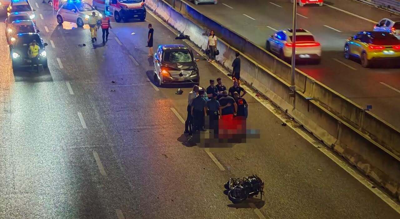 Tragico incidente sulla tangenziale di Bari: una donna di 41 anni travolta e uccisa mentre soccorre due motociclisti Tragico incidente sulla tangenziale di Bari: una donna di 41 anni travolta e uccisa mentre soccorre due motociclisti