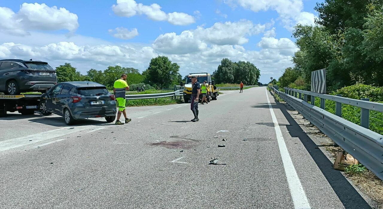 in scooter si scontra con un auto poi viene travolto e ucciso da una seconda vettura la tragedia a conche di codevigo