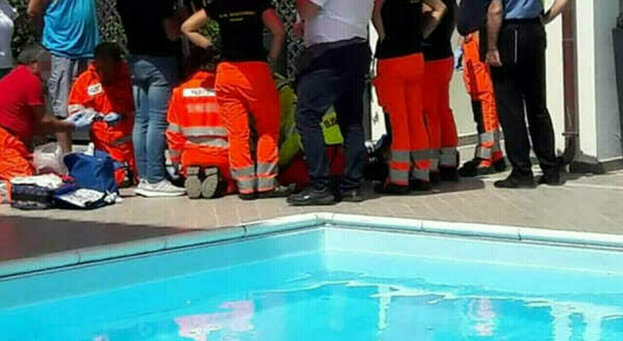 Bambino di 6 anni muore in piscina: era scivolato in acqua davanti alla madre. «Un dramma che lascia senza parole»