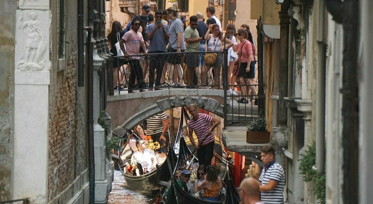 https://statics.cedscdn.it/photos/MED_HIGH/2025/07/26/8979596_26173612_venezia_turisti_tassa_100_euro_giorno.jpg