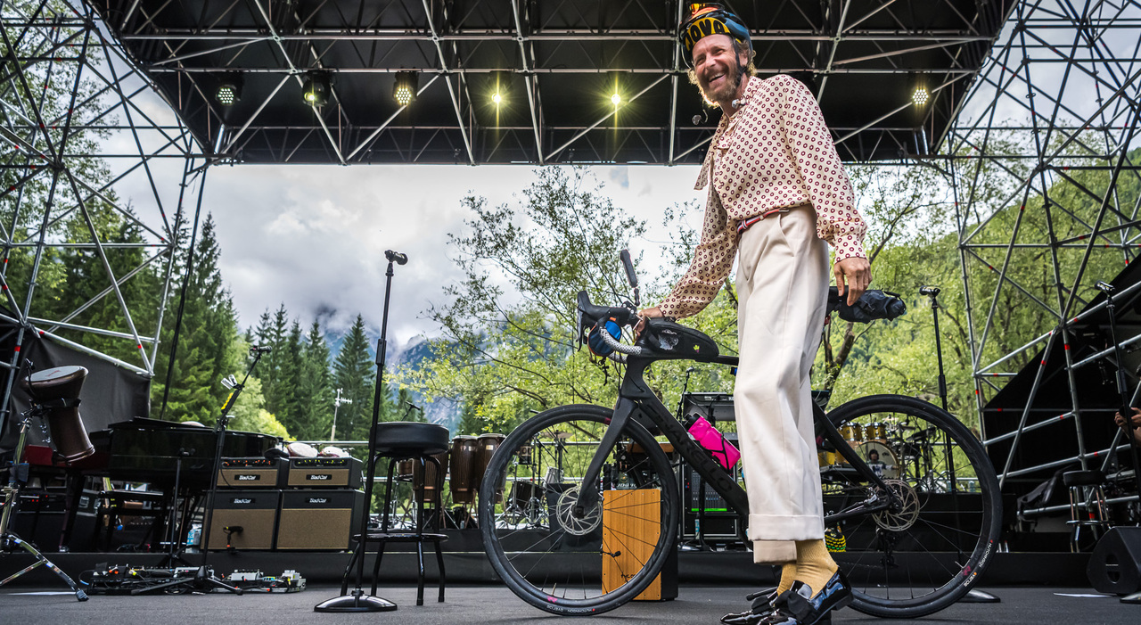 https://statics.cedscdn.it/photos/MED_HIGH/2025/07/26/8979696_26193343_jovanotti_bikeparty_no_borders_music_festival_laghi_fusine_2_.jpg