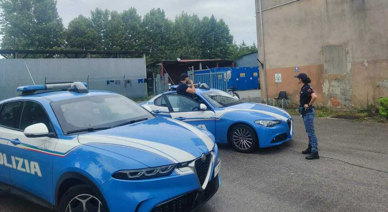 In due la violentano mentre il fidanzato viene immobilizzato: arrestato il 19enne tunisino boss delle baby gang. Era nascosto nell In due la violentano mentre il fidanzato viene immobilizzato: arrestato il 19enne tunisino boss delle baby gang. Era nascosto nell
