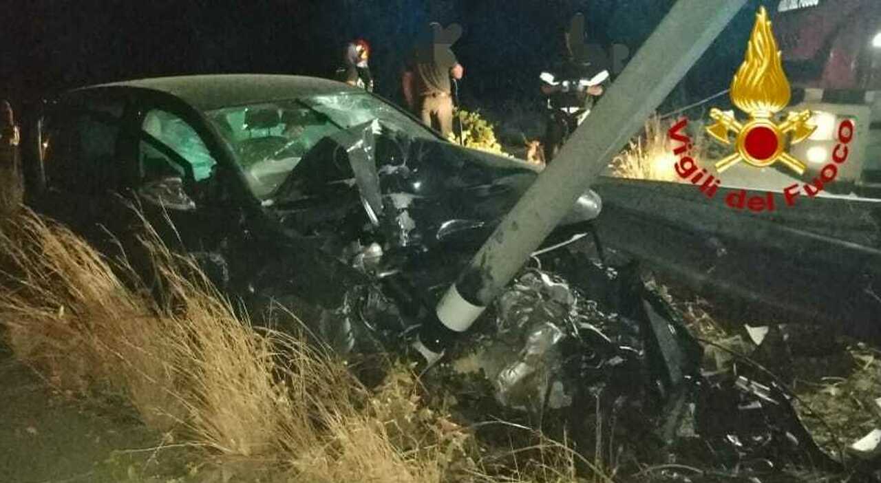 Incidente sulla provinciale. Scontro tra due auto e schianto contro il palo: un ferito Incidente sulla provinciale. Scontro tra due auto e schianto contro il palo: un ferito