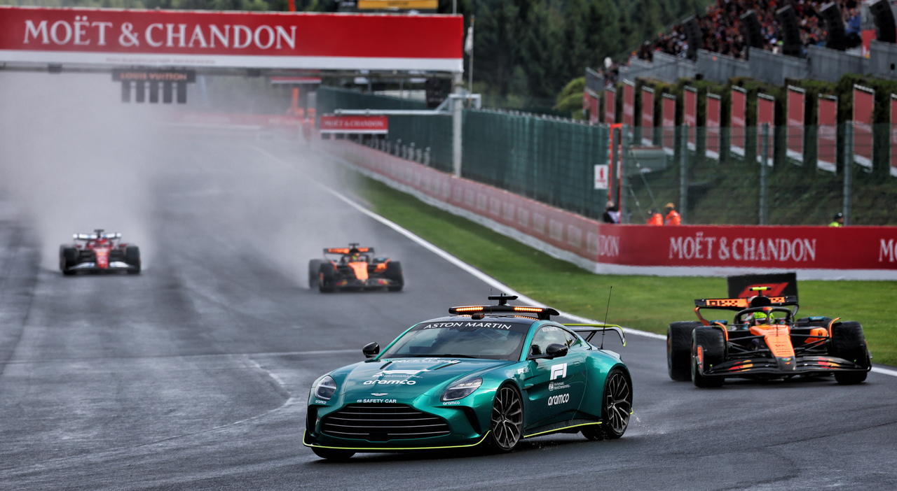 GP Belgio, la diretta: le monoposto sono in pista, due giri dietro la safety car poi si partirà GP Belgio, la diretta: le monoposto sono in pista, due giri dietro la safety car poi si partirà