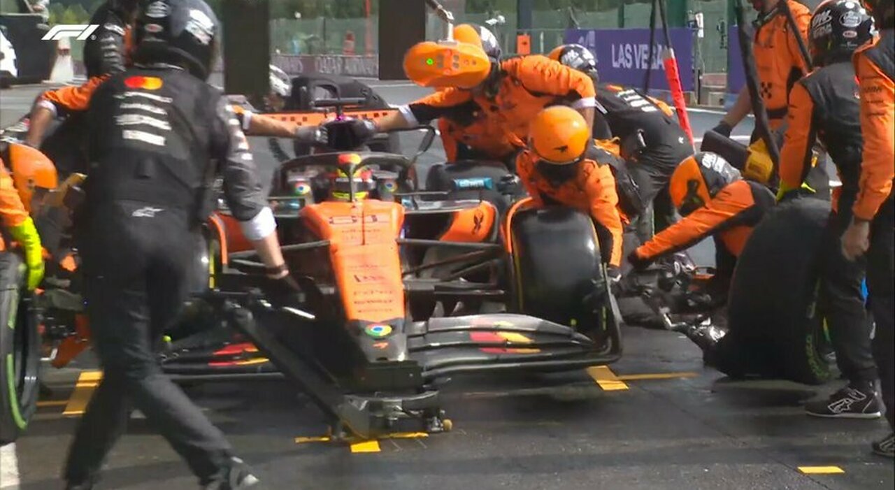 GP Belgio, la diretta: Piastri, Leclerc e Verstappen ai box per le slick, Norris continua con le rain GP Belgio, la diretta: Piastri, Leclerc e Verstappen ai box per le slick, Norris continua con le rain