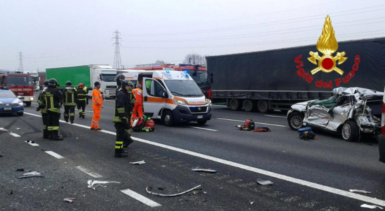 Incidente sulla Torino Milano, frontale tra due auto a Novara: una (guidata da un 70enne) viaggiava contromano. Quattro morti e un ferito Incidente sulla Torino Milano, frontale tra due auto a Novara: una (guidata da un 70enne) viaggiava contromano. Quattro morti e un ferito
