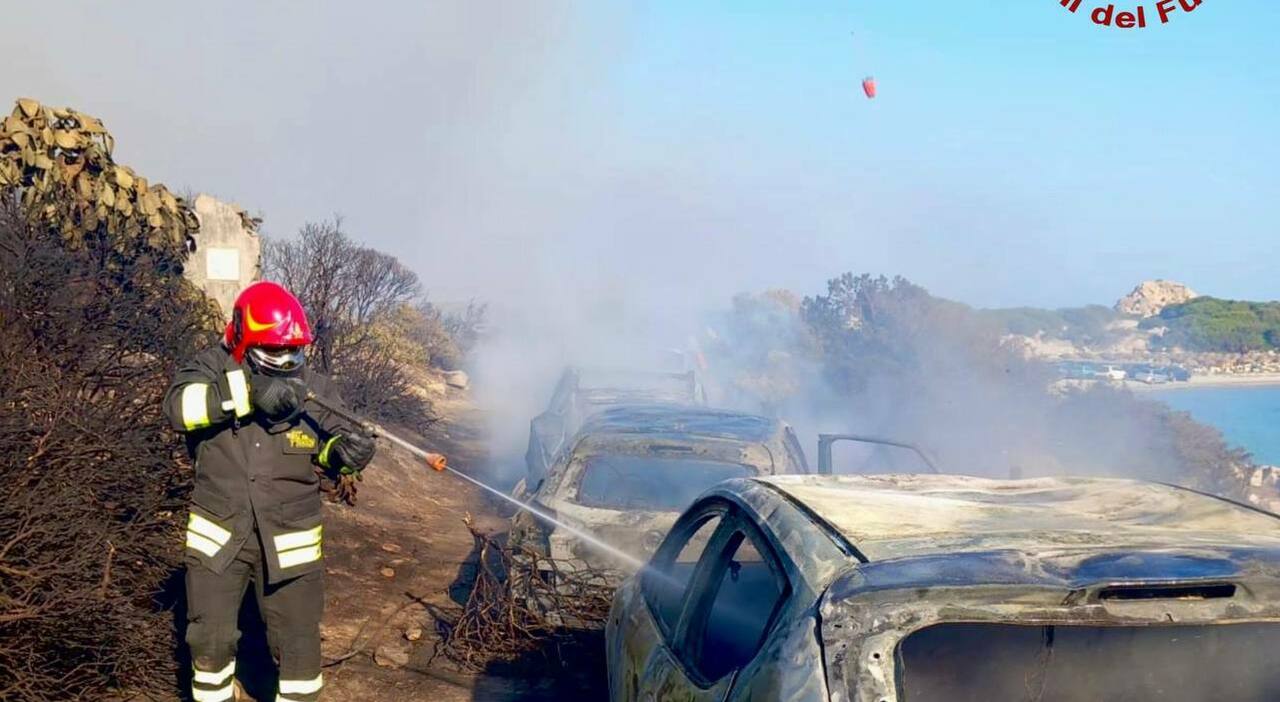 https://statics.cedscdn.it/photos/MED_HIGH/2025/07/27/8981306_27191102_incendio_punta_molentis_auto_bruciate_bagnanti_strade_intasate_villasimius.jpg