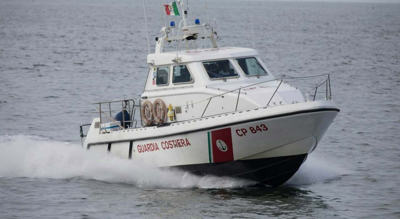 Salento sferzato da vento e mare mosso: 11 ragazzi su un gommone salvati a Leuca, decine i soccorsi lungo la costa Salento sferzato da vento e mare mosso: 11 ragazzi su un gommone salvati a Leuca, decine i soccorsi lungo la costa