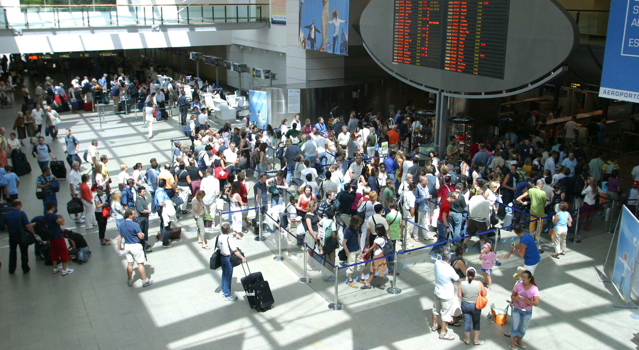 Rapisce la figlia e la porta in Tunisia, arrestato al rientro in aeroporto a Tessera. La mamma: «Non so più nulla della mia bambina, speriamo parli» Rapisce la figlia e la porta in Tunisia, arrestato al rientro in aeroporto a Tessera. La mamma: «Non so più nulla della mia bambina, speriamo parli»