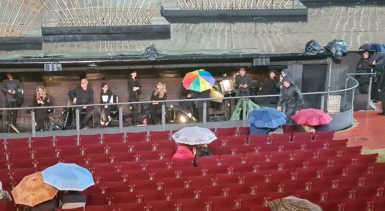 Sferisterio, tra pioggia e guasto tecnico oltre 2 ore di attesa: salta la prima di Macbeth, protesta del pubblico Sferisterio, tra pioggia e guasto tecnico oltre 2 ore di attesa: salta la prima di Macbeth, protesta del pubblico