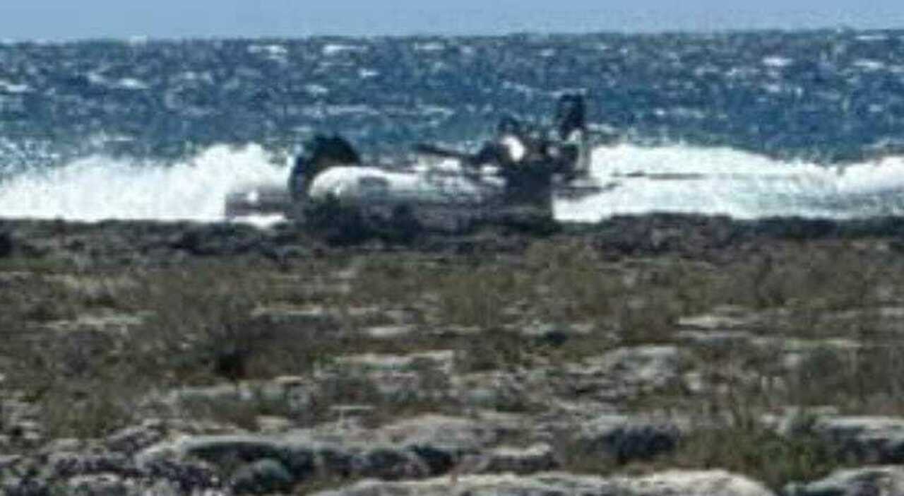 Porto Cesareo, barca in avaria si schianta contro la scogliera: un sub salvato dalla Guardia costiera Porto Cesareo, barca in avaria si schianta contro la scogliera: un sub salvato dalla Guardia costiera