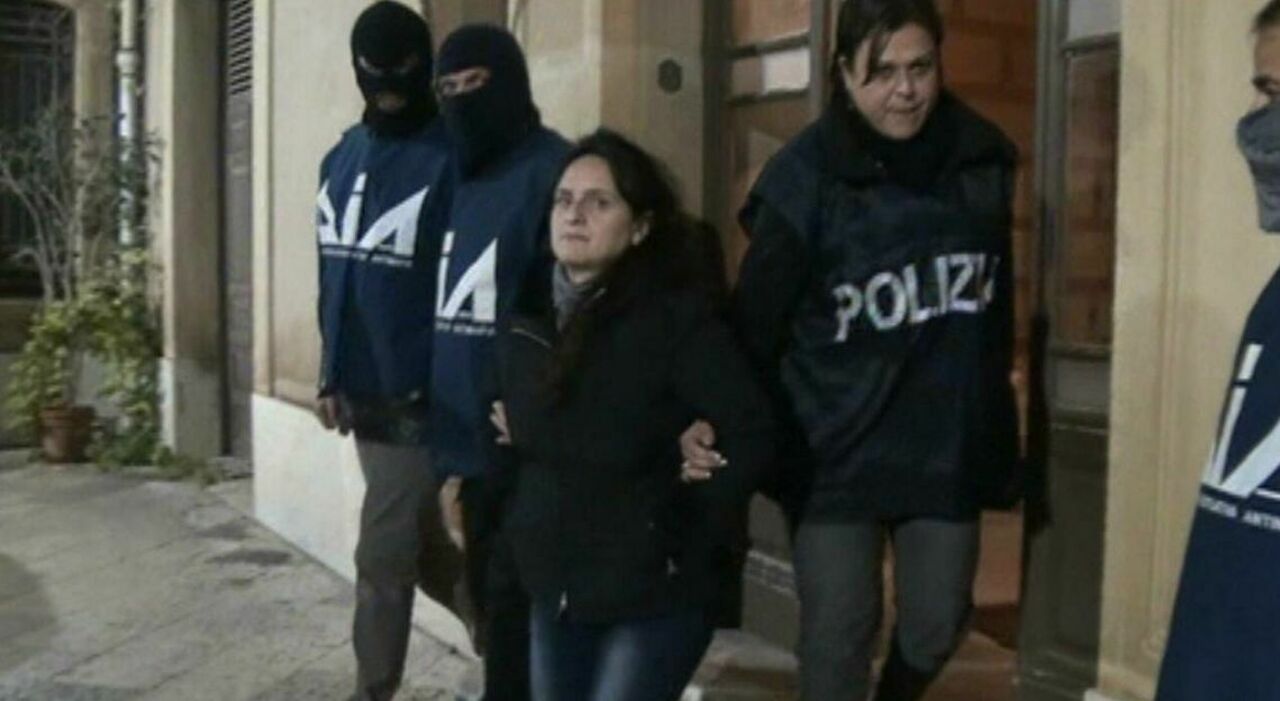 https://statics.cedscdn.it/photos/MED_HIGH/2025/07/28/8982424_28093719_patrizia_messina_denaro_libera_sorella_boss_ruolo_messaggi_padrino_segreti_oggi_28_7_2025.jpg