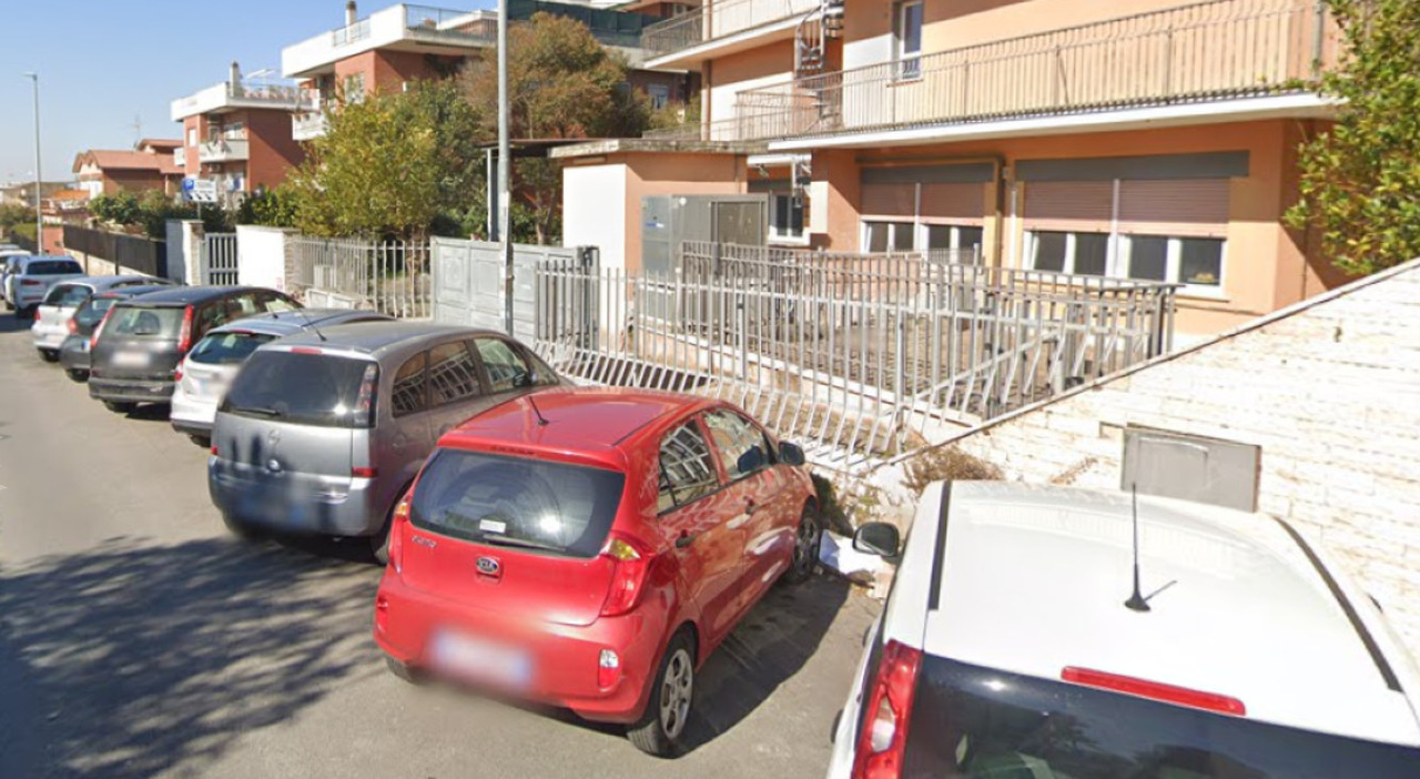 roma spari contro un palazzo ad acilia turista 19enne affacciata al balcone ferita a un ginocchio i colpi partiti da un auto