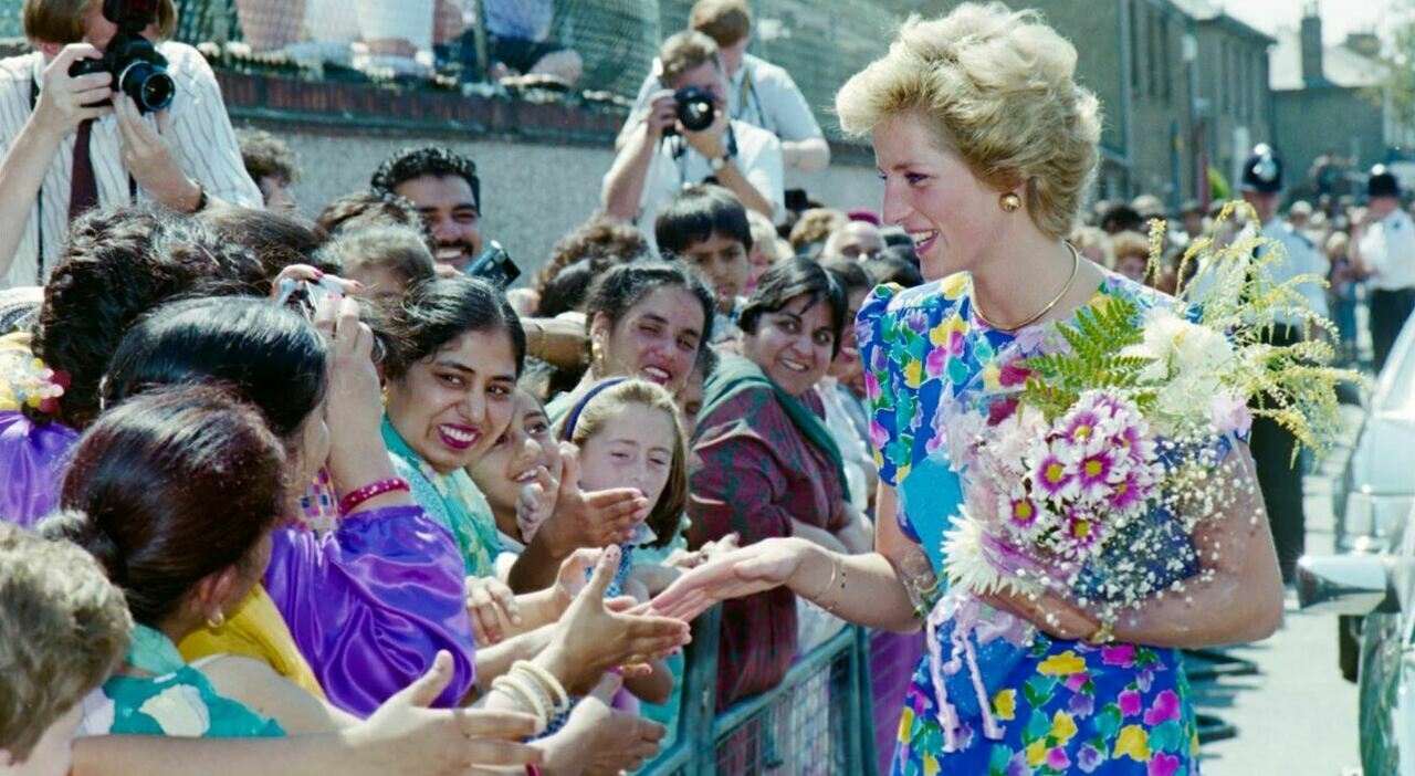 https://statics.cedscdn.it/photos/MED_HIGH/2025/07/28/8982482_28104726_lady_diana.jpg