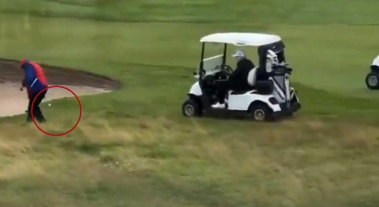 https://statics.cedscdn.it/photos/MED_HIGH/2025/07/28/8982524_28115635_trump_bara_golf_video_caddie_fa_cadere_pallina_favorire_tiro_oggi_28_7_2025.jpg