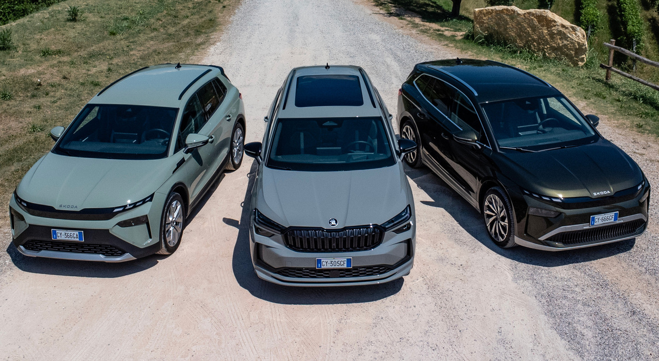 la famiglia &ldquo;green&rdquo; di Skoda: da sinistra Elroq, &egrave; Suv elettrico compatto da 4,49 metri. Poi Eniaq in versione coup&eacute;, infine Kodiaq, lo sport utility a 7 posti della casa boema