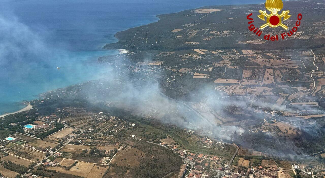 https://statics.cedscdn.it/photos/MED_HIGH/2025/07/28/8982685_28142622_incendio_orosei.jpg