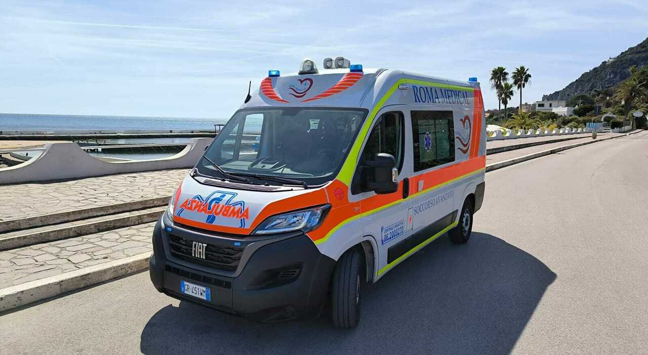 paura al lido bimbo finisce in un pozzo profondo quattro metri salvato per miracolo con l aiuto del pap224
