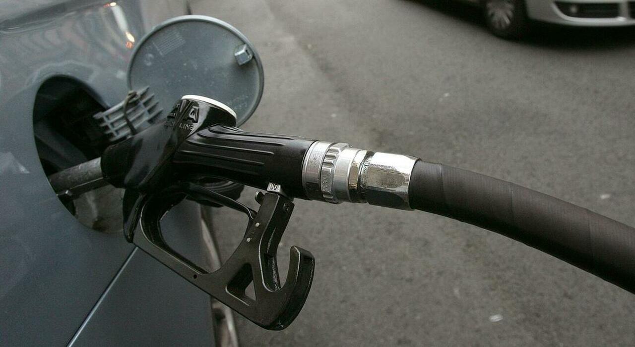 gasolio servito a 256 euro al litro indaga finanza accertamenti sul caso del pieno a peso doro