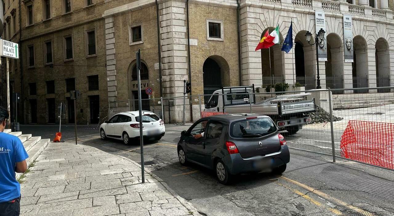 Via della Loggia a senso unico, buona la prima (con riserva): «Test sulla viabilità del futuro». Ma i bus non passano al Guasco Via della Loggia a senso unico, buona la prima (con riserva): «Test sulla viabilità del futuro». Ma i bus non passano al Guasco