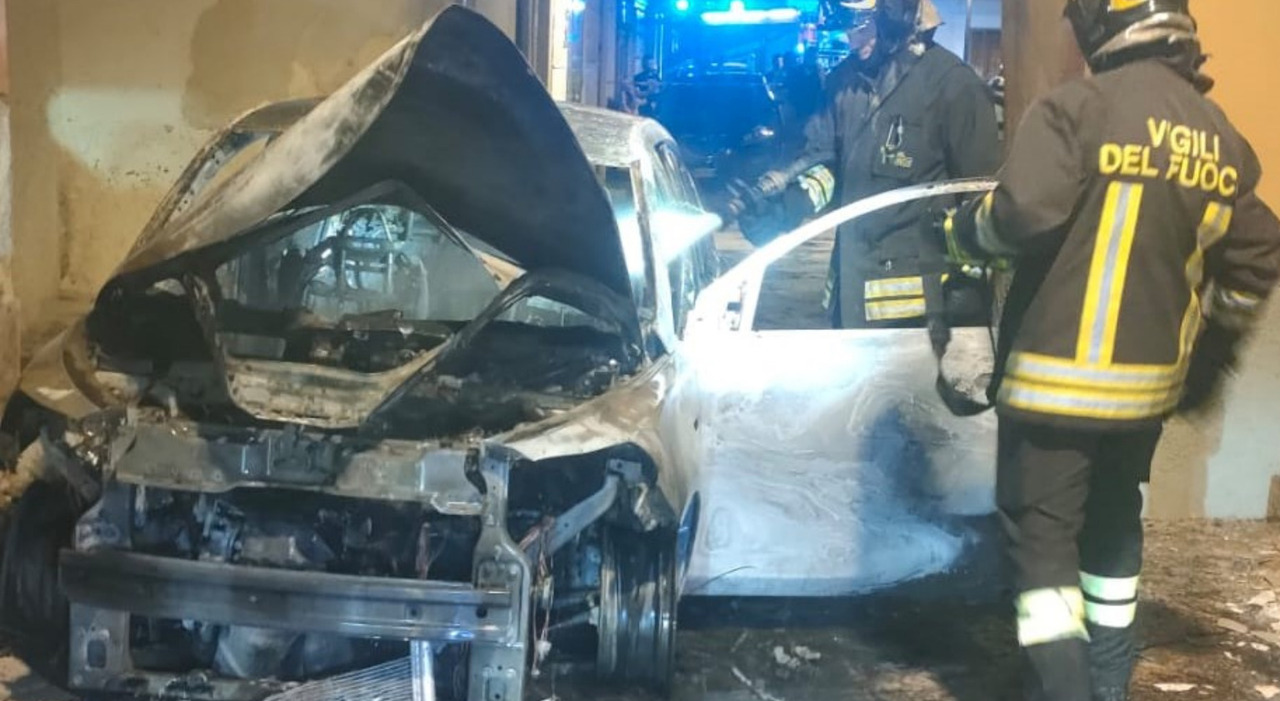 auto in fiamme e colpi darma da fuoco nella notte a ceglie del campo trovati 11 bossoli e giallo