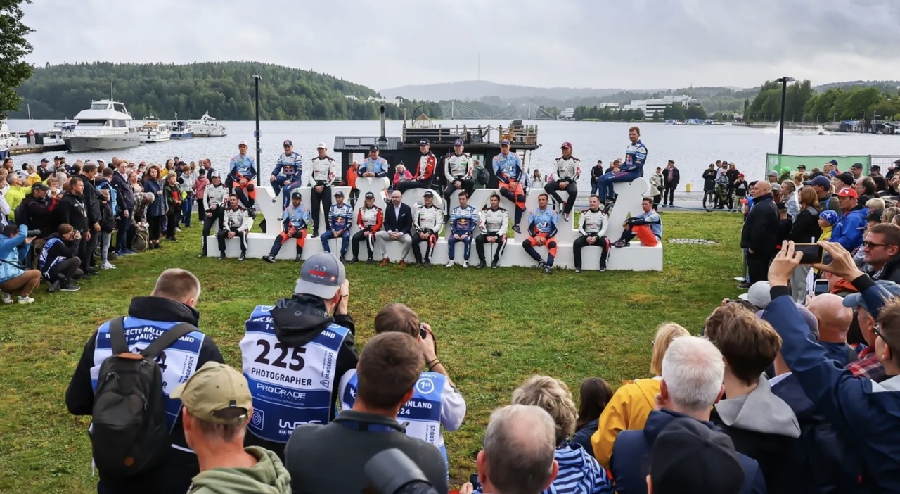 I piloti del Rally di Finlandia schierati prima del via