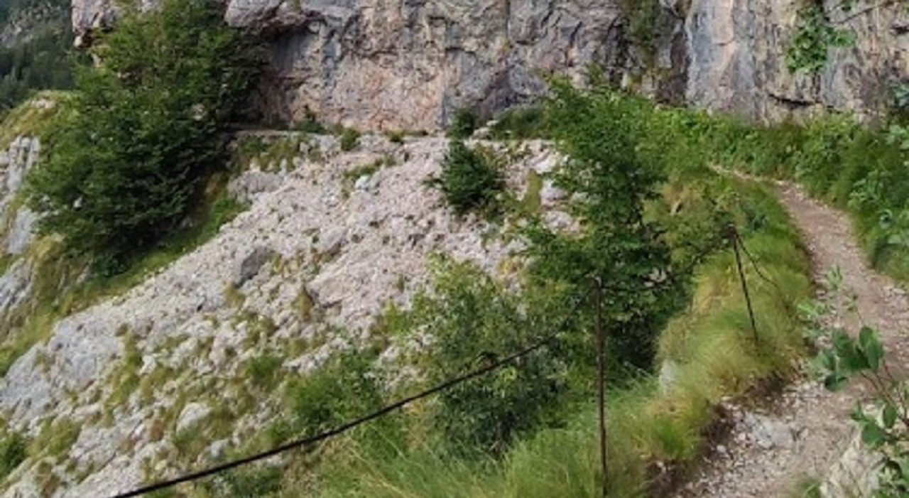 escursionista scivola dal sentiero fa un volo di 20 metri e si aggrappa all erba il marito prova a salvarla ma lei precipita nel vuoto e muore