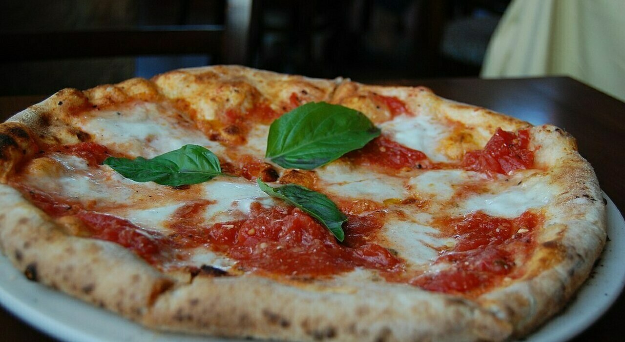 https://statics.cedscdn.it/photos/MED_HIGH/2025/07/29/8984831_29165457_pizza_truffa_resto_banconota_50_euro_come_funziona_oggi_29_7_2025.jpg