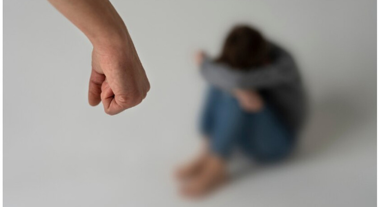 Oltre 1400 bambine e ragazze stuprate da gang di pedofili, 5 delle vittime accusano: «Abusate anche dai poliziotti a cui abbiamo chiesto aiuto» Oltre 1400 bambine e ragazze stuprate da gang di pedofili, 5 delle vittime accusano: «Abusate anche dai poliziotti a cui abbiamo chiesto aiuto»