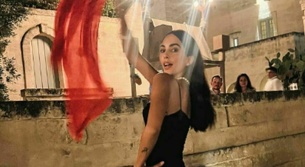 https://statics.cedscdn.it/photos/MED_HIGH/2025/07/29/8985024_29195011_salento_vacanza_rocio_morales_raoul_bova_cosa_e_successo_pizzica_puglia.jpg