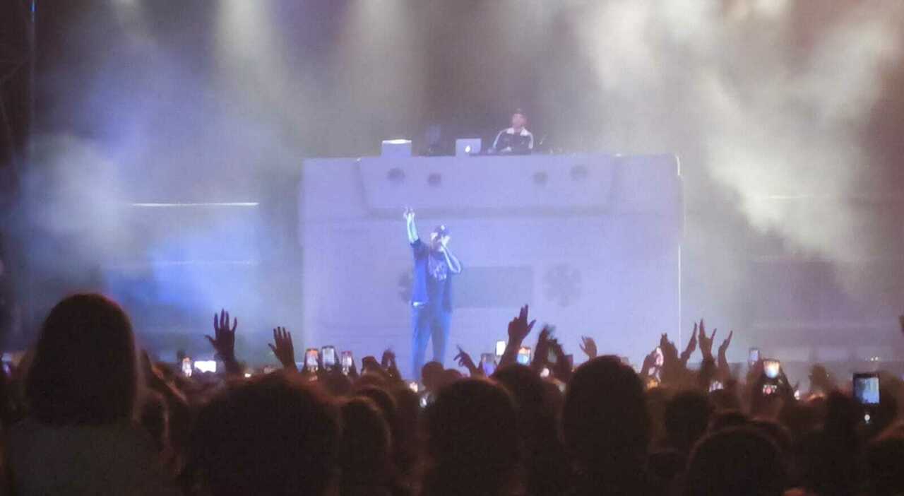 https://statics.cedscdn.it/photos/MED_HIGH/2025/07/29/8985181_29223134_fabri_fibra_concerto_majano.jpg