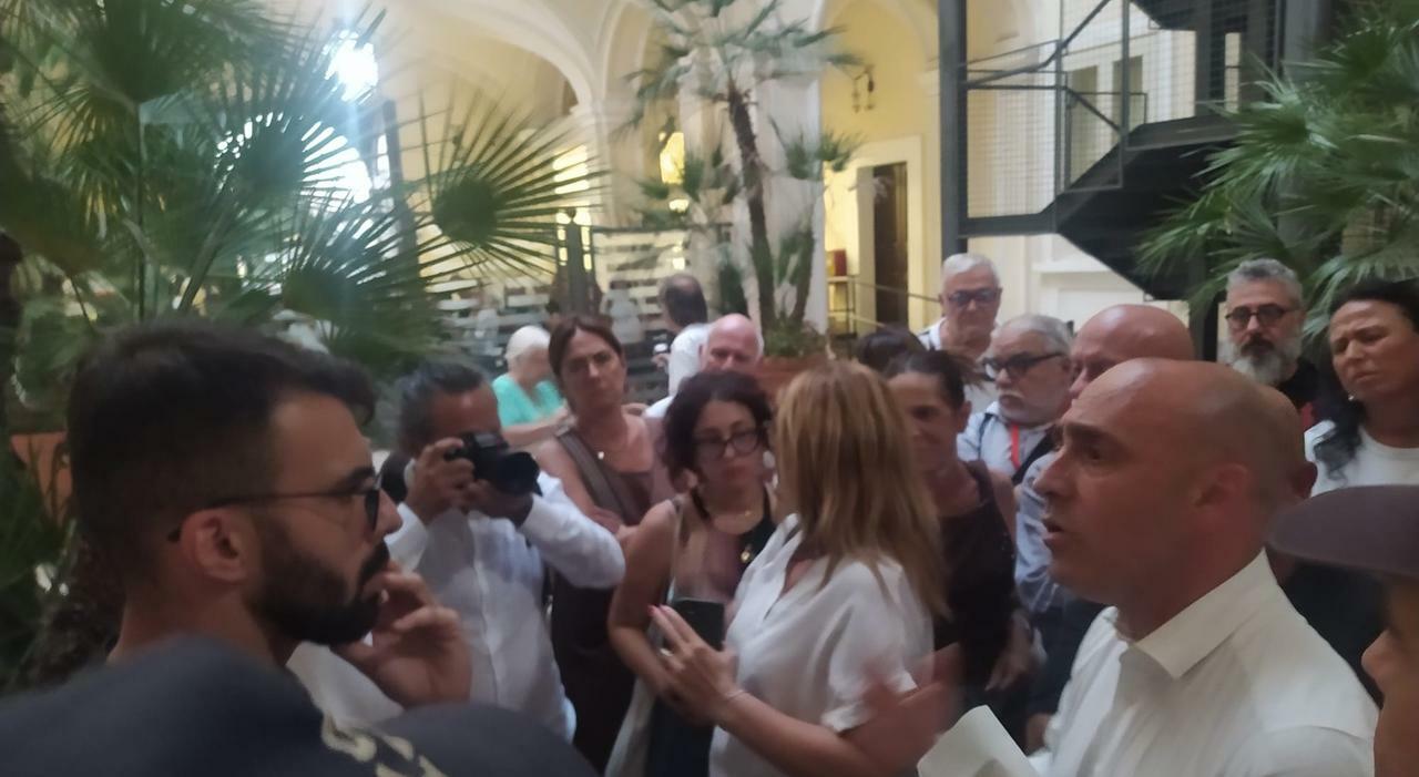 Taranto, cosa succede dopo le dimissioni del sindaco Bitetti? Salta il Consiglio comunale su Ex Ilva, non il vertice al Ministero Taranto, cosa succede dopo le dimissioni del sindaco Bitetti? Salta il Consiglio comunale su Ex Ilva, non il vertice al Ministero