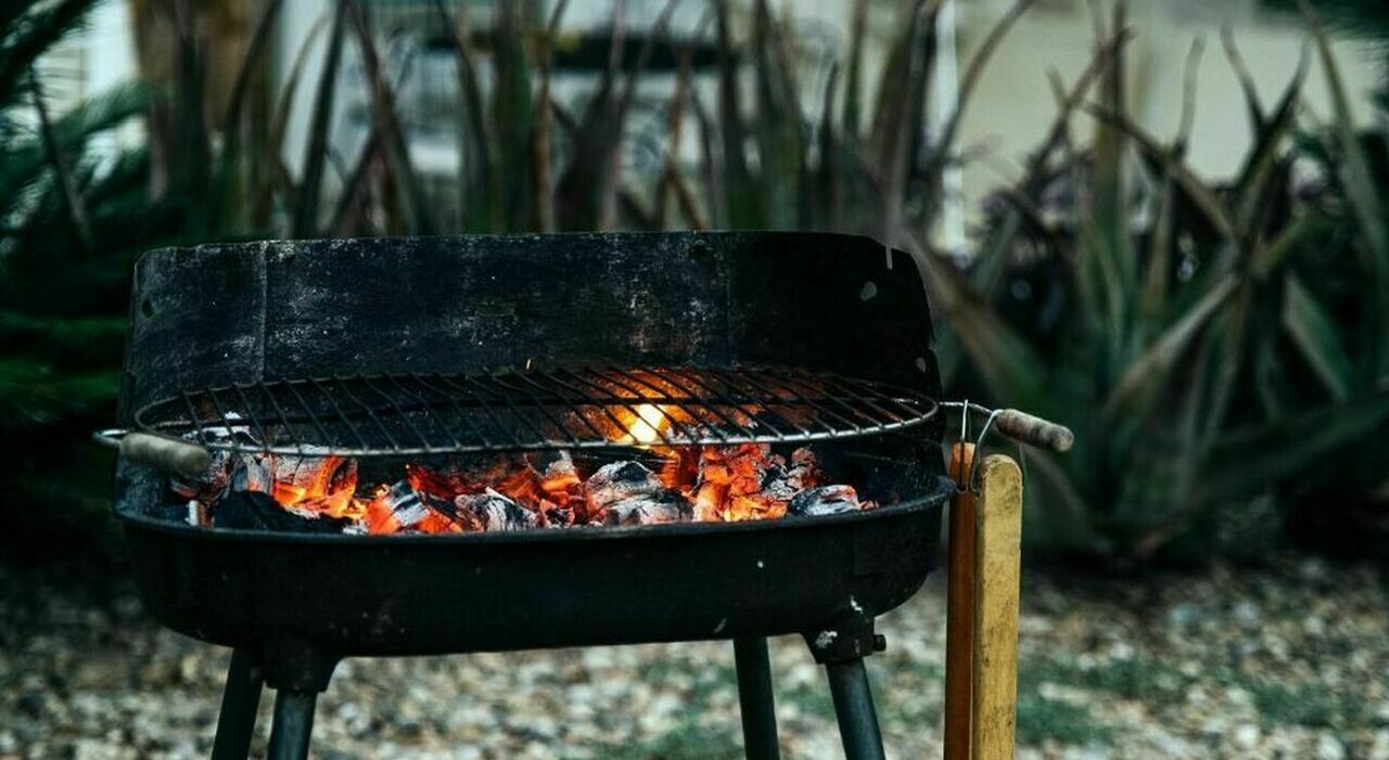 https://statics.cedscdn.it/photos/MED_HIGH/2025/07/30/8986421_30094925_8950603_11120655_alcol_barbecue_pericoloso_fiammata_giovani_ustionati_bisceglie_bari_oggi_11_7_2025.jpg